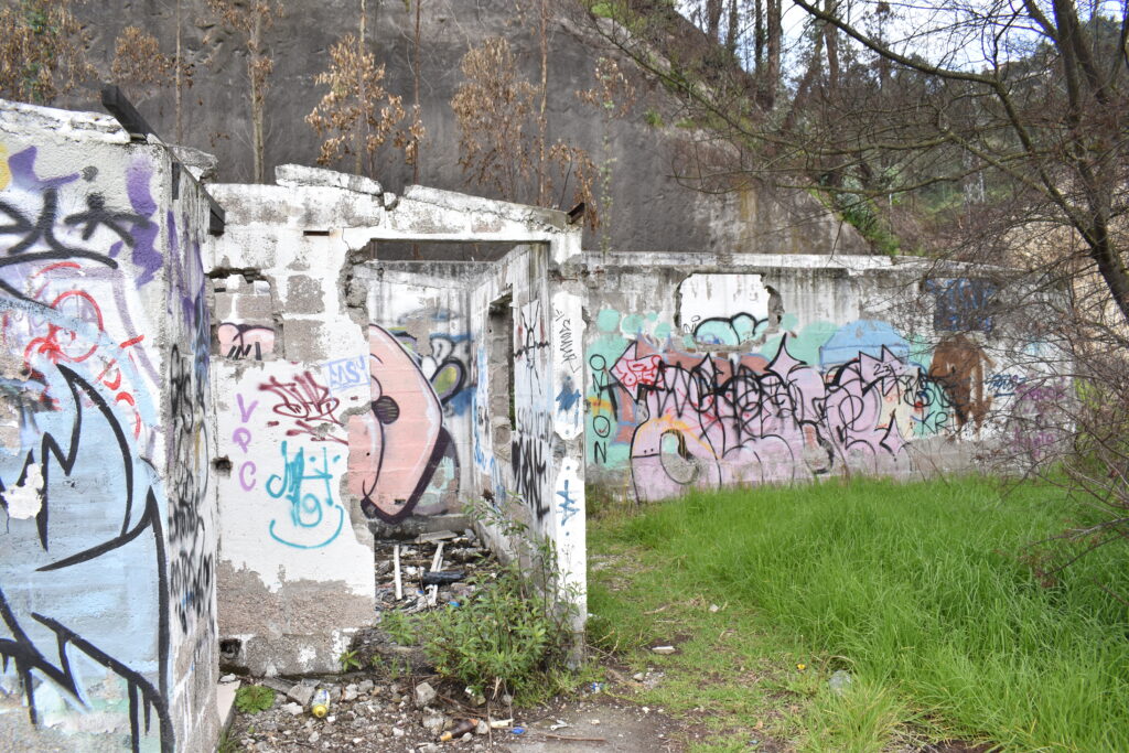 Lugar abandonado con graffitis