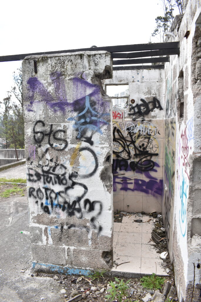 Lugar abandonado con graffitis