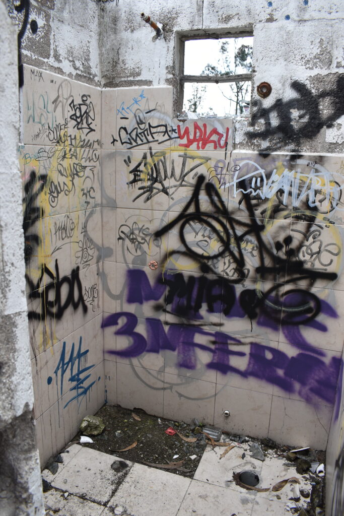 Lugar abandonado con graffitis