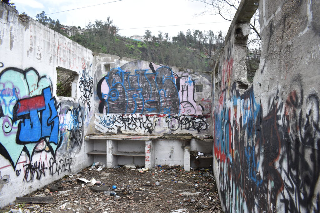Lugar abandonado con graffitis