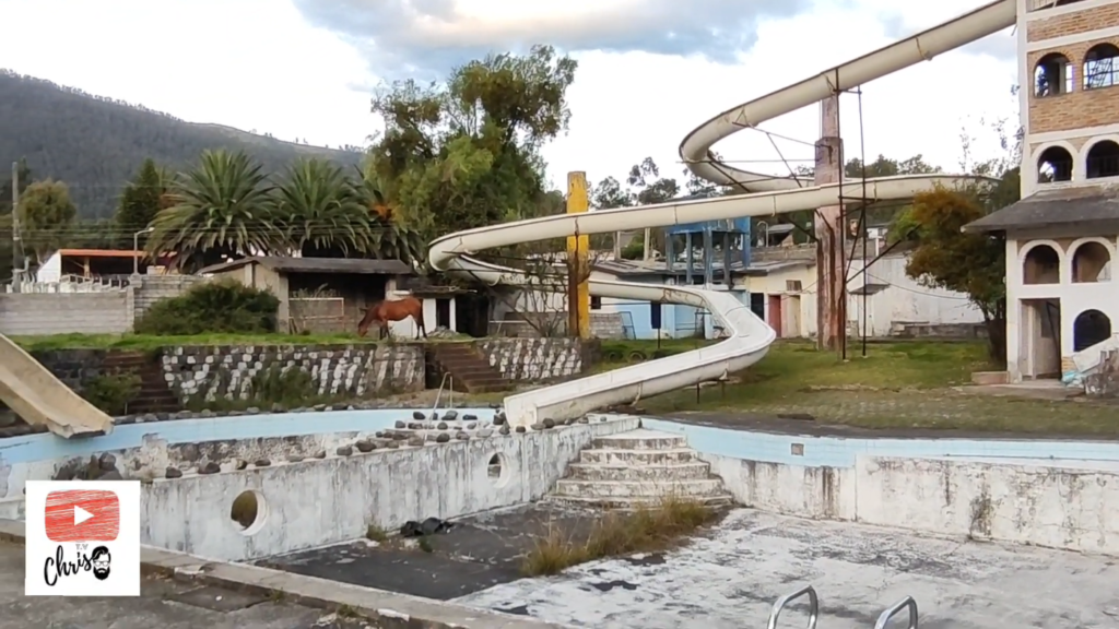 Lujos casa abandonada, con piscina y tobogan