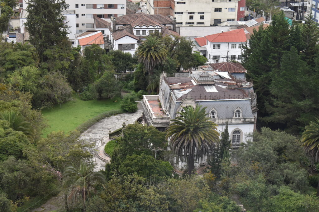 Vista aerea de casa rodeada de Maleza