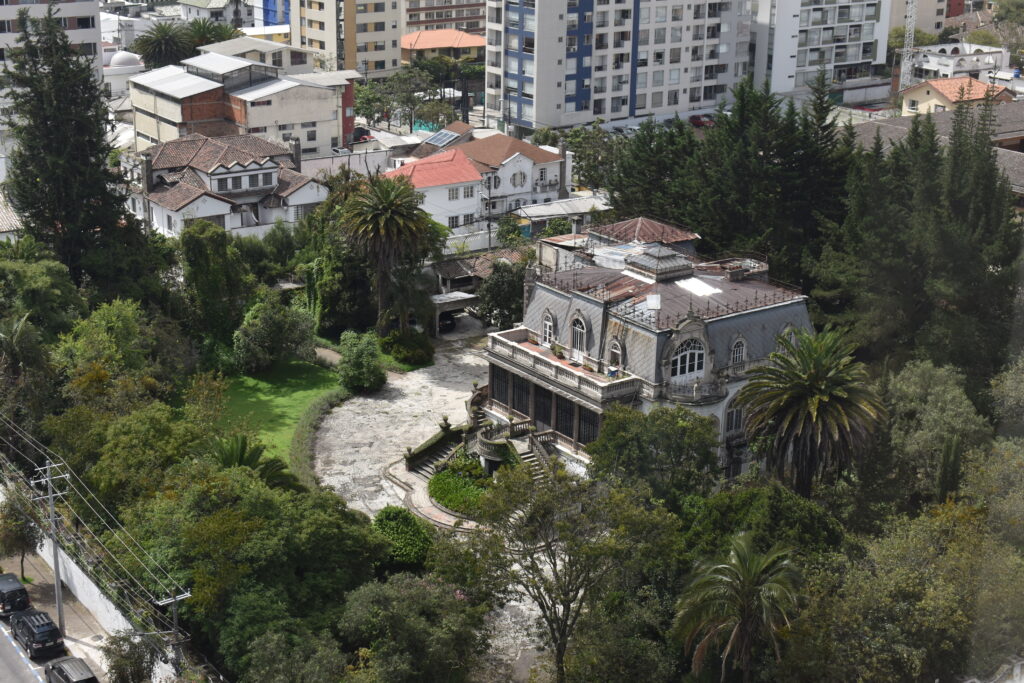 Vista aerea de casa rodeada de Maleza