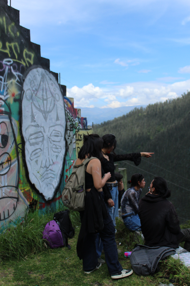 grupo de jóvenes en un lugar abandonado